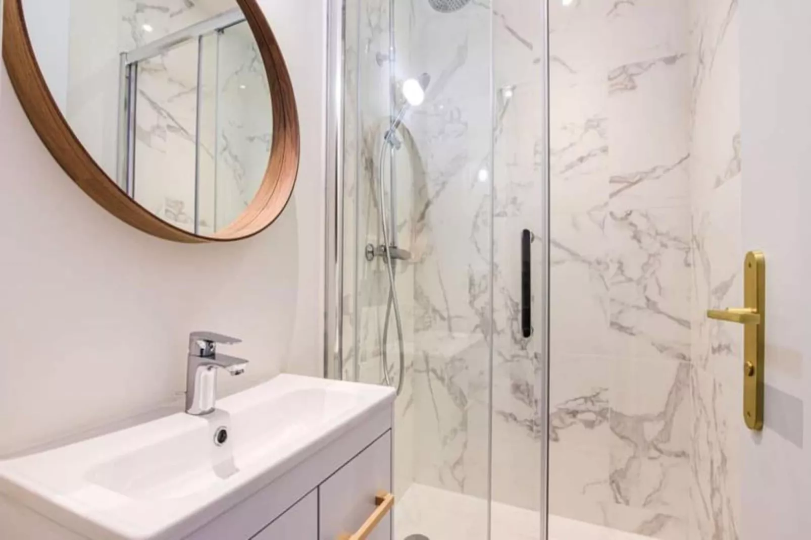 Duplex Confortable Dans La Belle Pierre Plac&eacute; Au Porte De La Gare St-jean-Badkamer