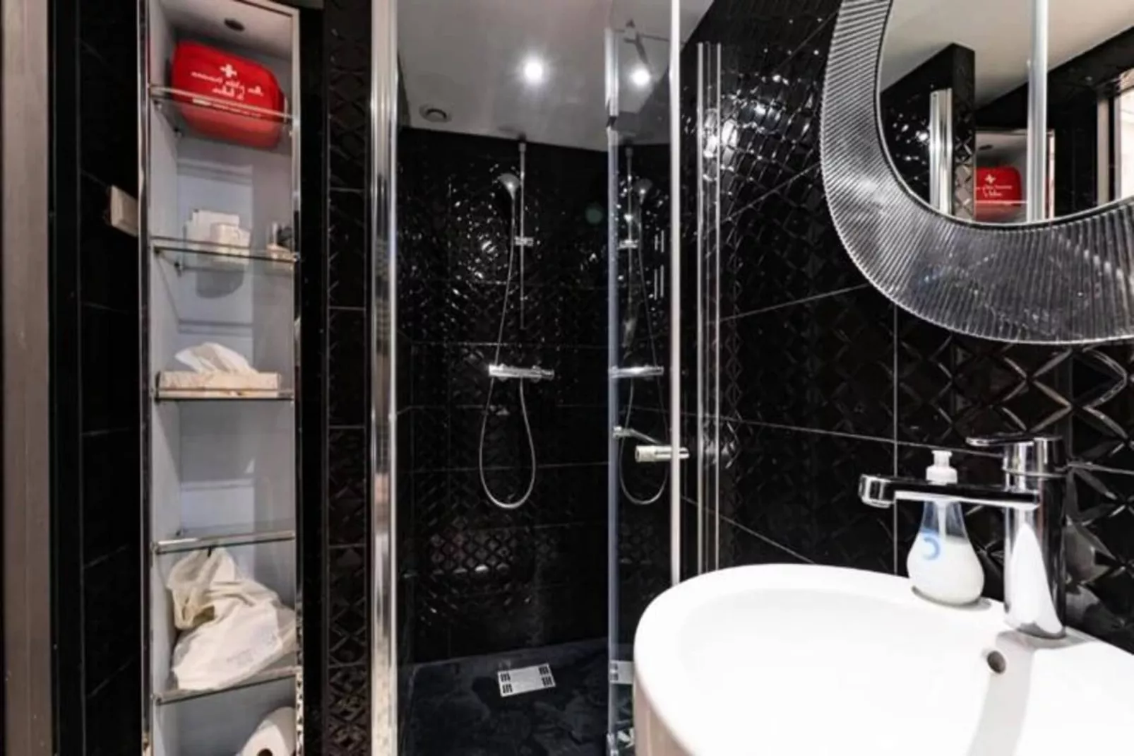 Studio D'architecte Charmant Dans Un Immeuble Du Xviii&egrave;me Dans Le Centre-Badkamer