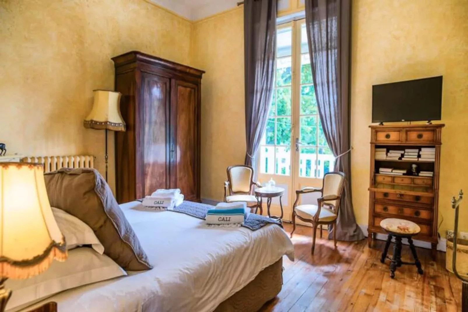 Villa  Arcachonnaise Spacieuse Au Style Authentique Proche De La Plage-Image-tags.