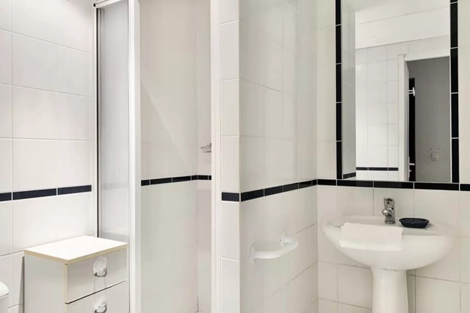 | L'alc&ocirc;ve De Vaucanson 🟡 Centre Historique | Place Vaucanson-Badkamer