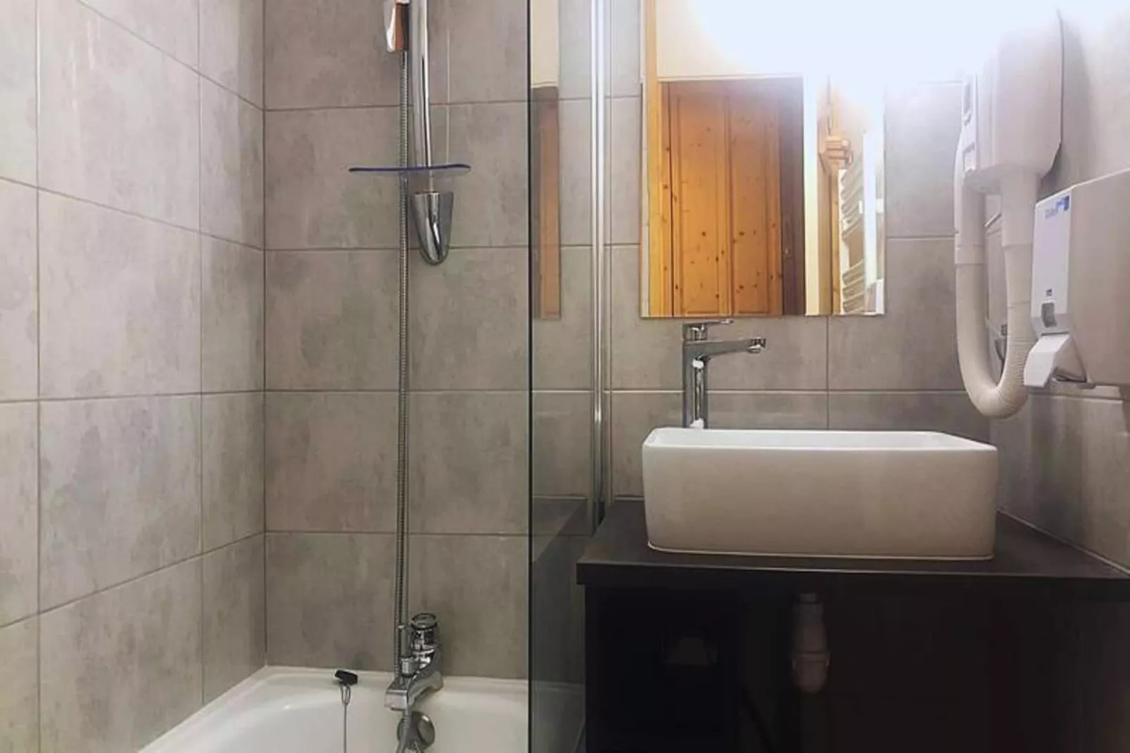 Résidence Riondet-Badkamer