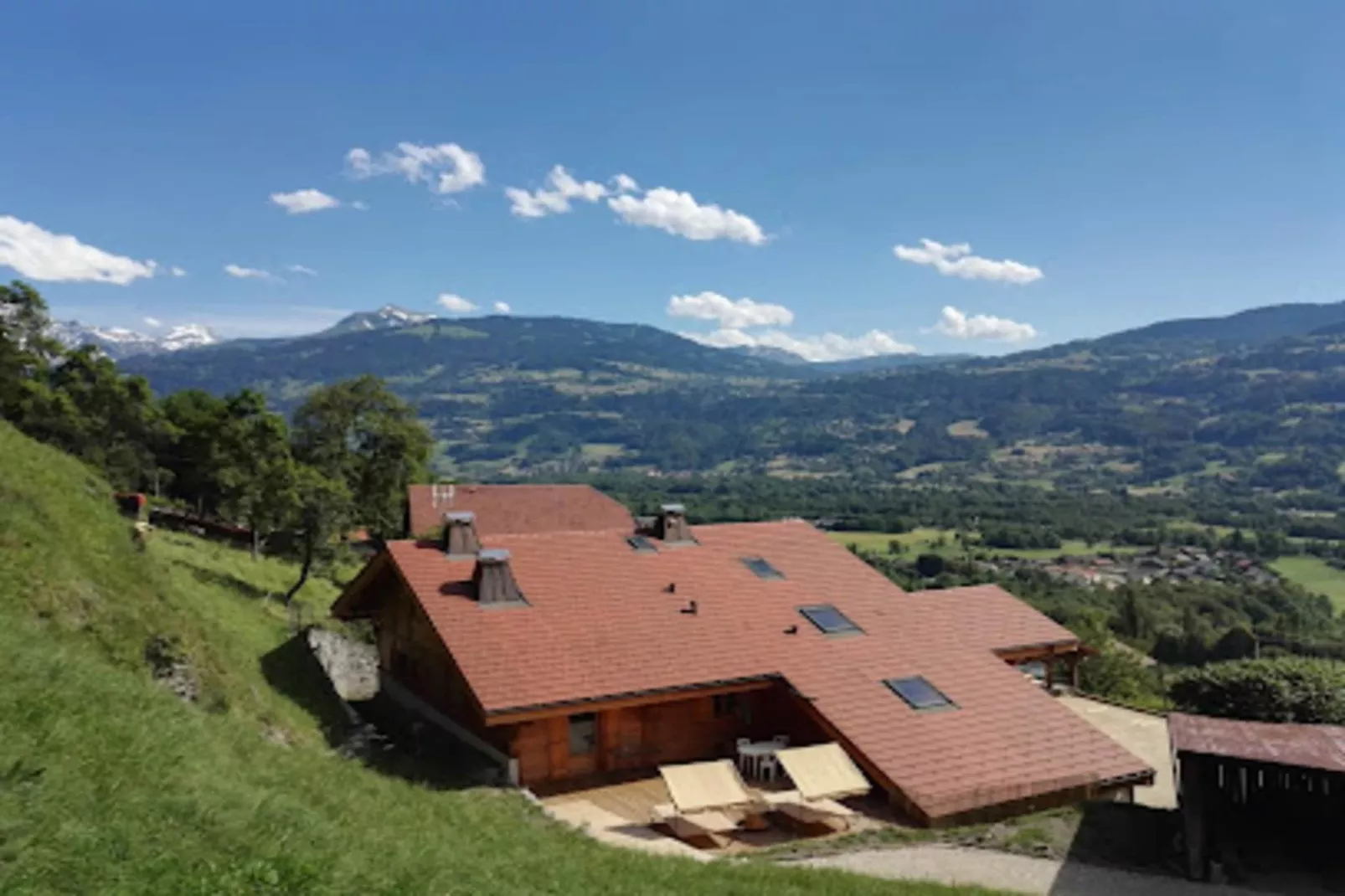 Résidence Les Loges-Buitenkant zomer