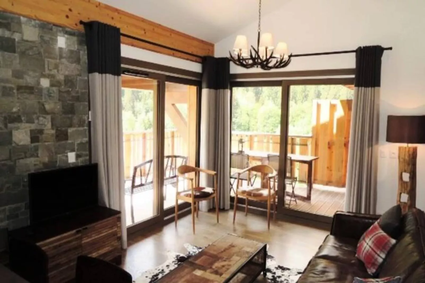 Résidence Les Quatres Elements-Buitenkant zomer