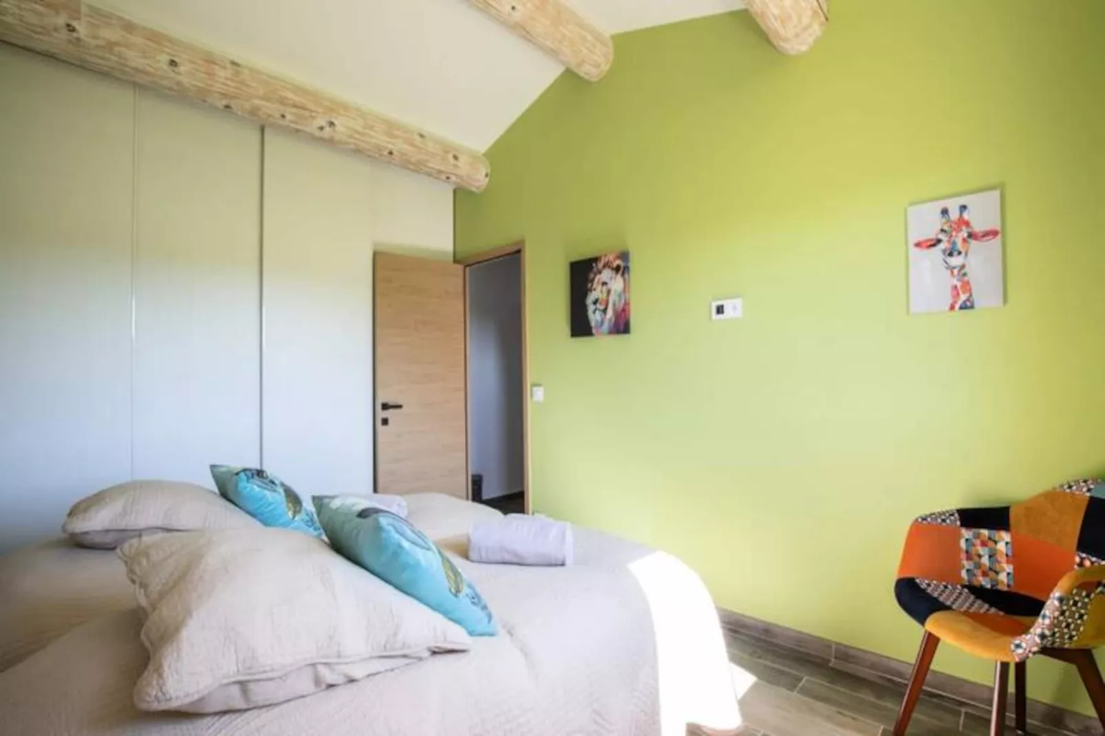 Maison Contemporaine - Grand Jardin Et Piscine Priv&eacute;e-Image-tags.