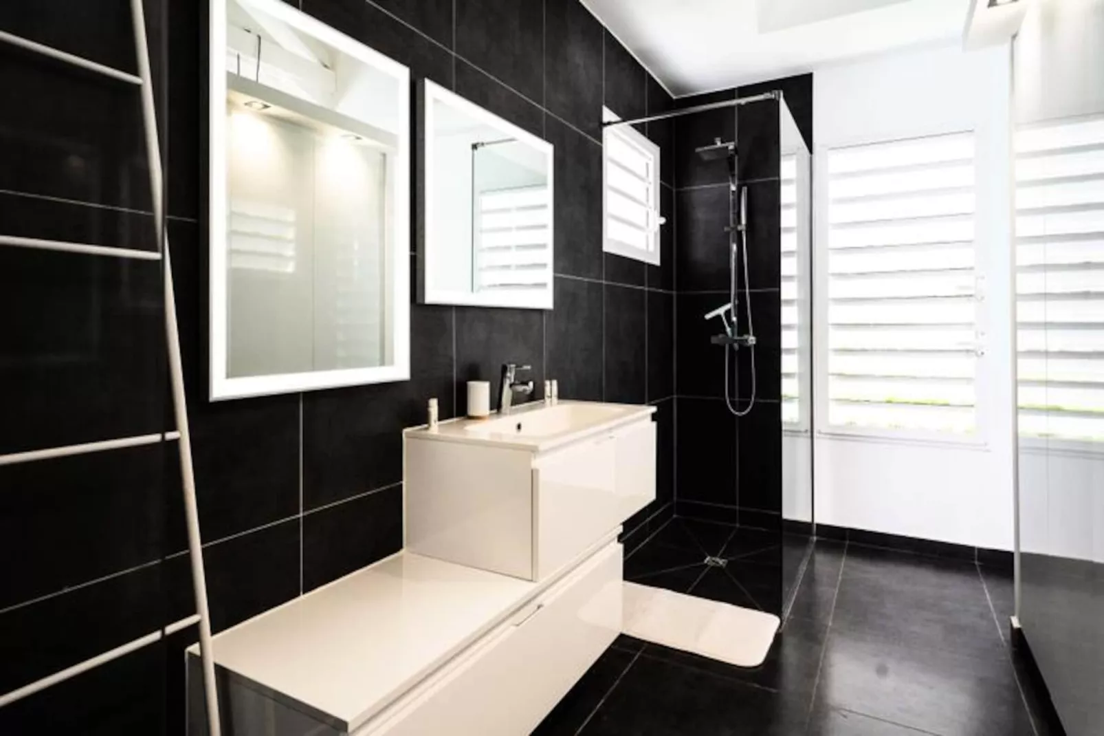 Villa Rosa-Image-tags.