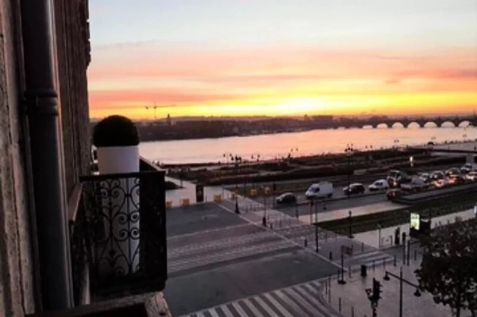 Appartement Prestations Haut Standing Avec Vue Sur La Place De La Bourse-Uitzicht zomer