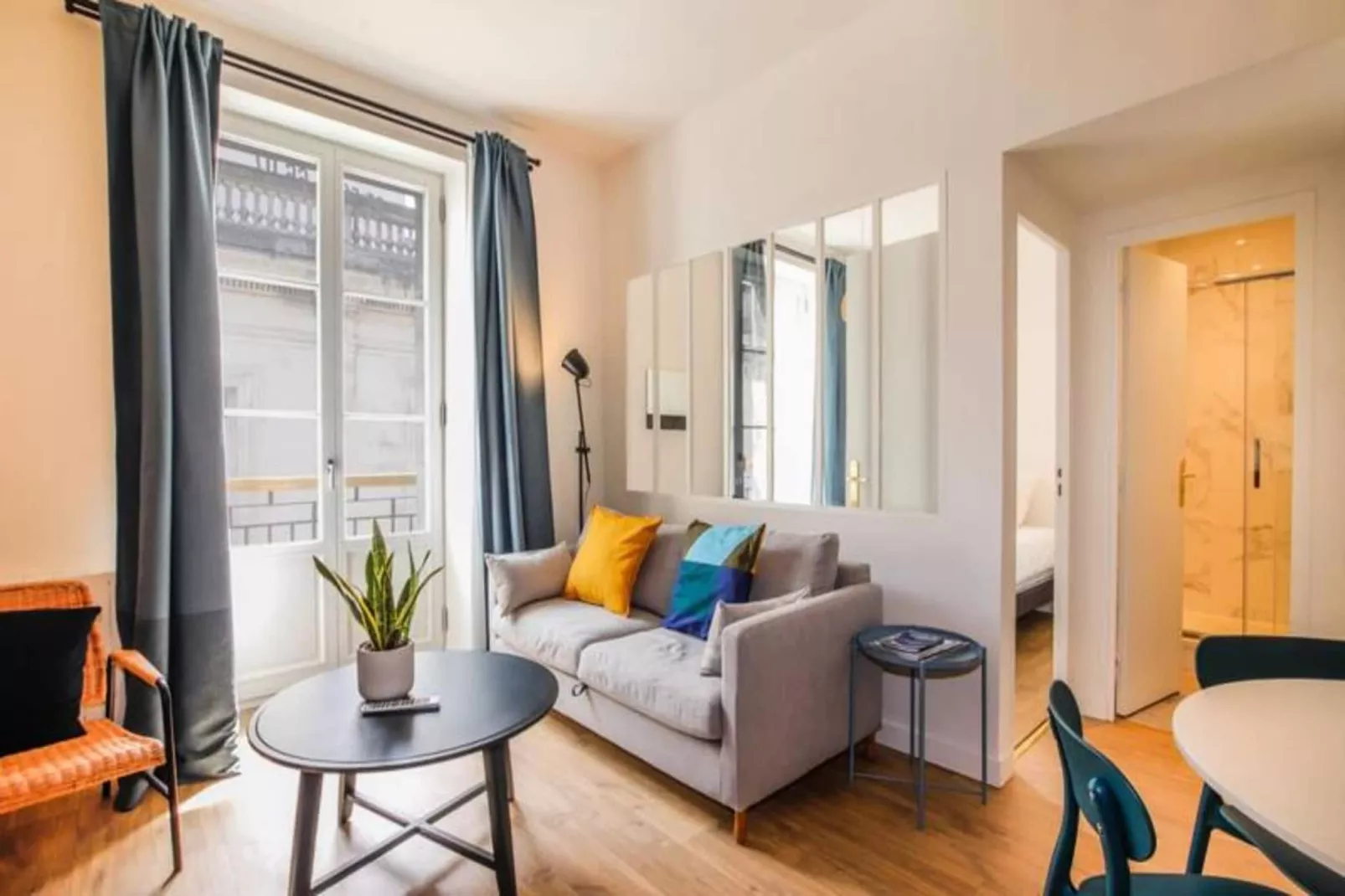 Appartement Lumineux &agrave La Pierre Bordelaise Plein Centre Pour 4 Personnes-Woonkamer