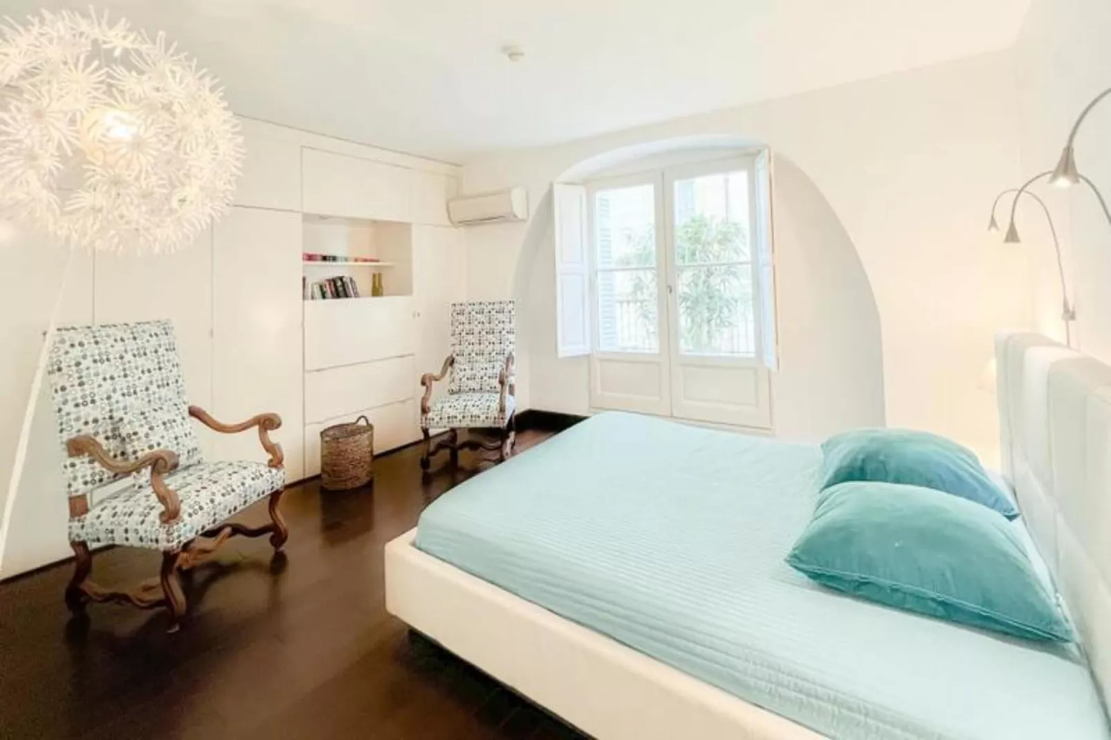 Appartement De Haut Standing Authentique Situ&eacute; Au Coeur Du Triangle D'or-Buitenkant zomer