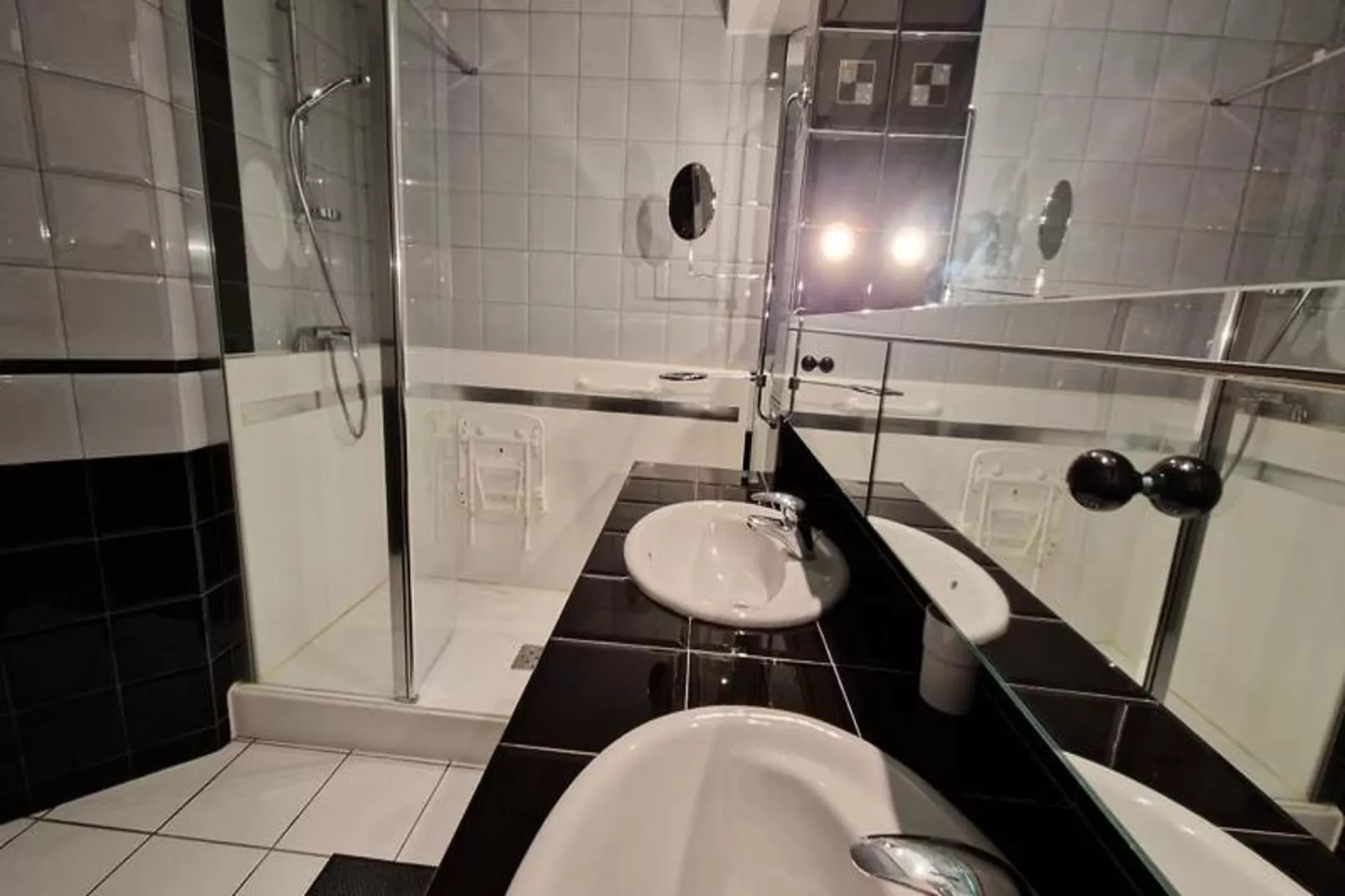 | Le Fantasque💃🏻| Hyper-centre, Commerces &agrave; Proximit&eacute; | T2-Badkamer