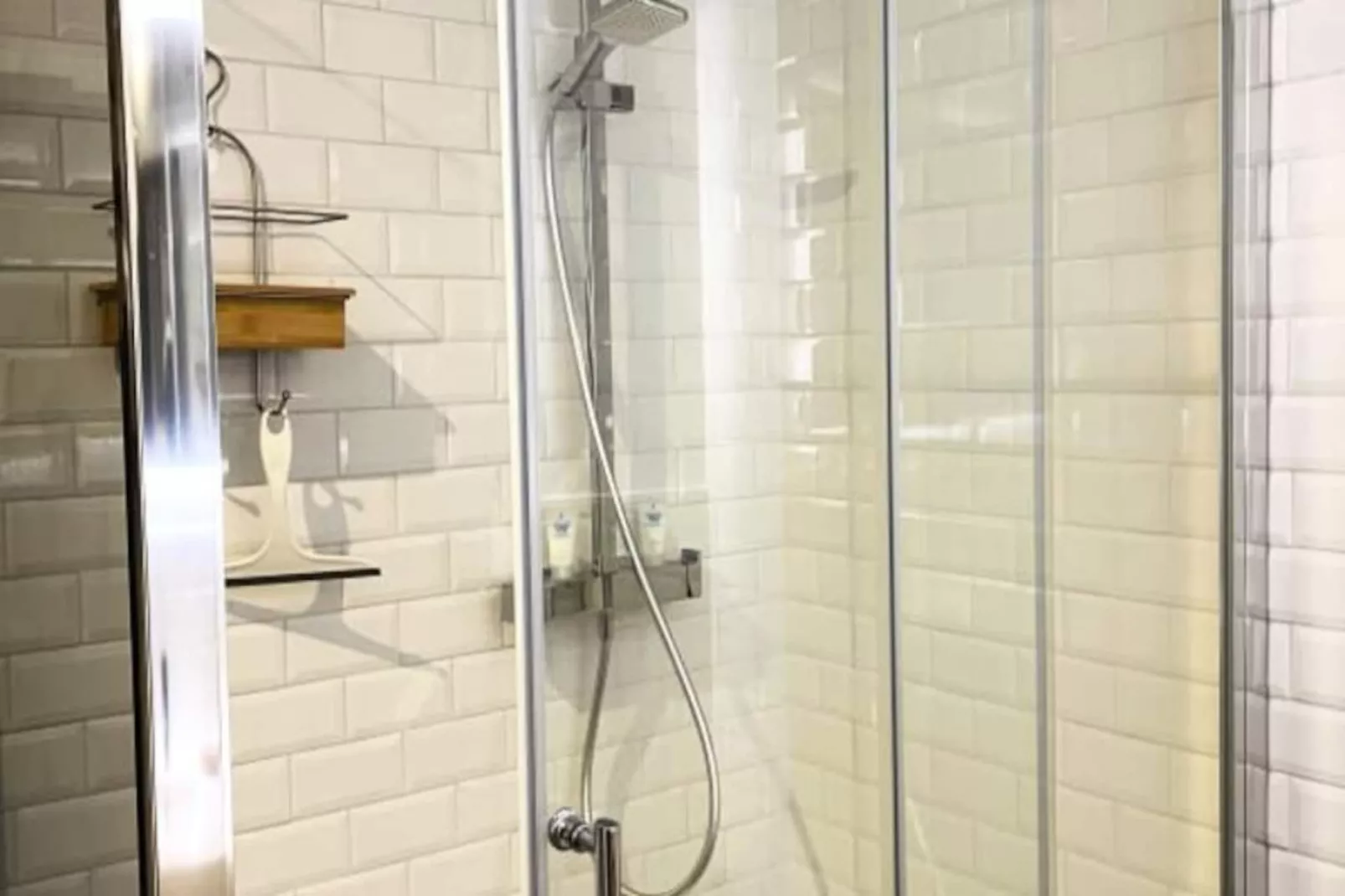 🚂 The Central Station - Parking - 50m Gare-Image-tags.