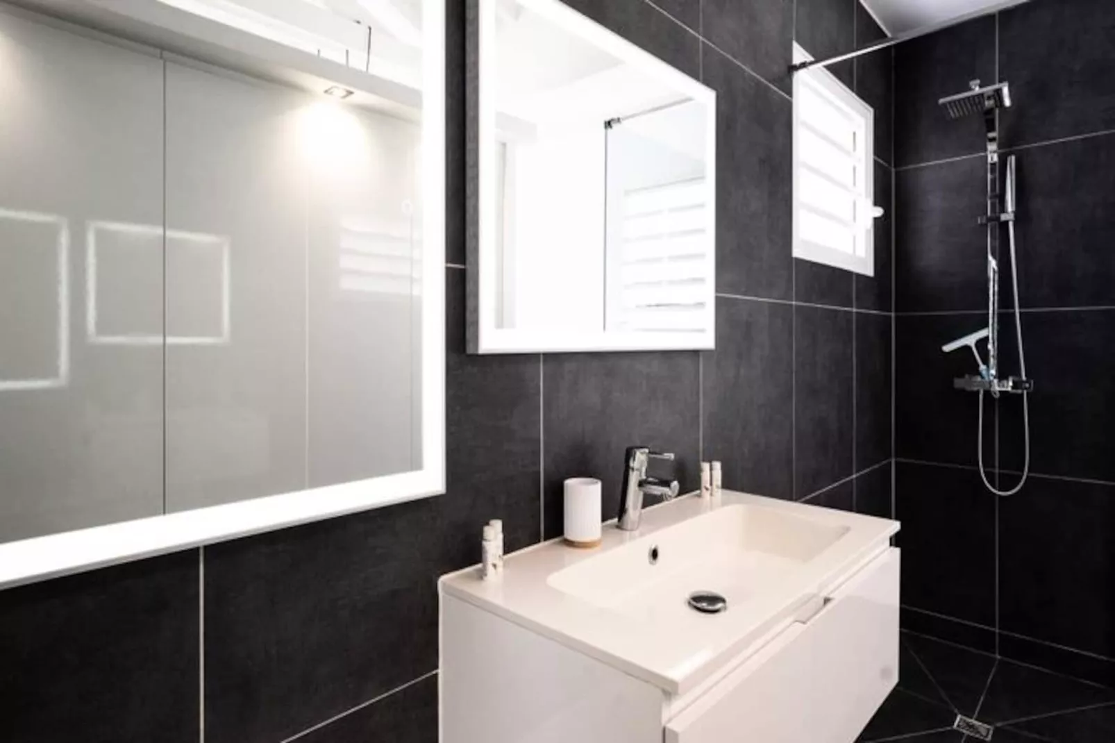 Villa Rosa-Image-tags.