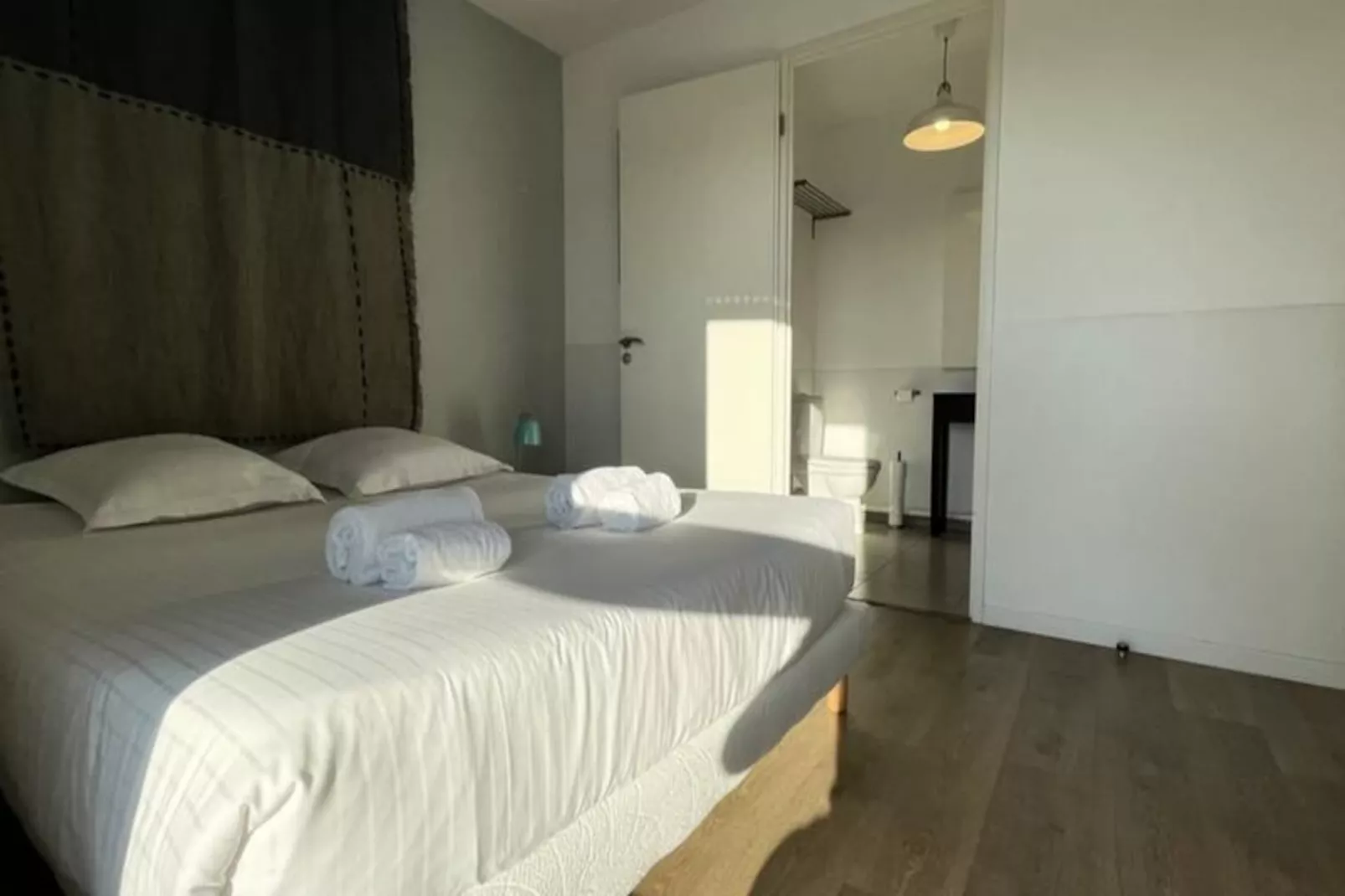 Spacieux Appartement Remarquablement Lumineux Avec Parking &agrave; La Cit&eacute; Du Vin-Image-tags.