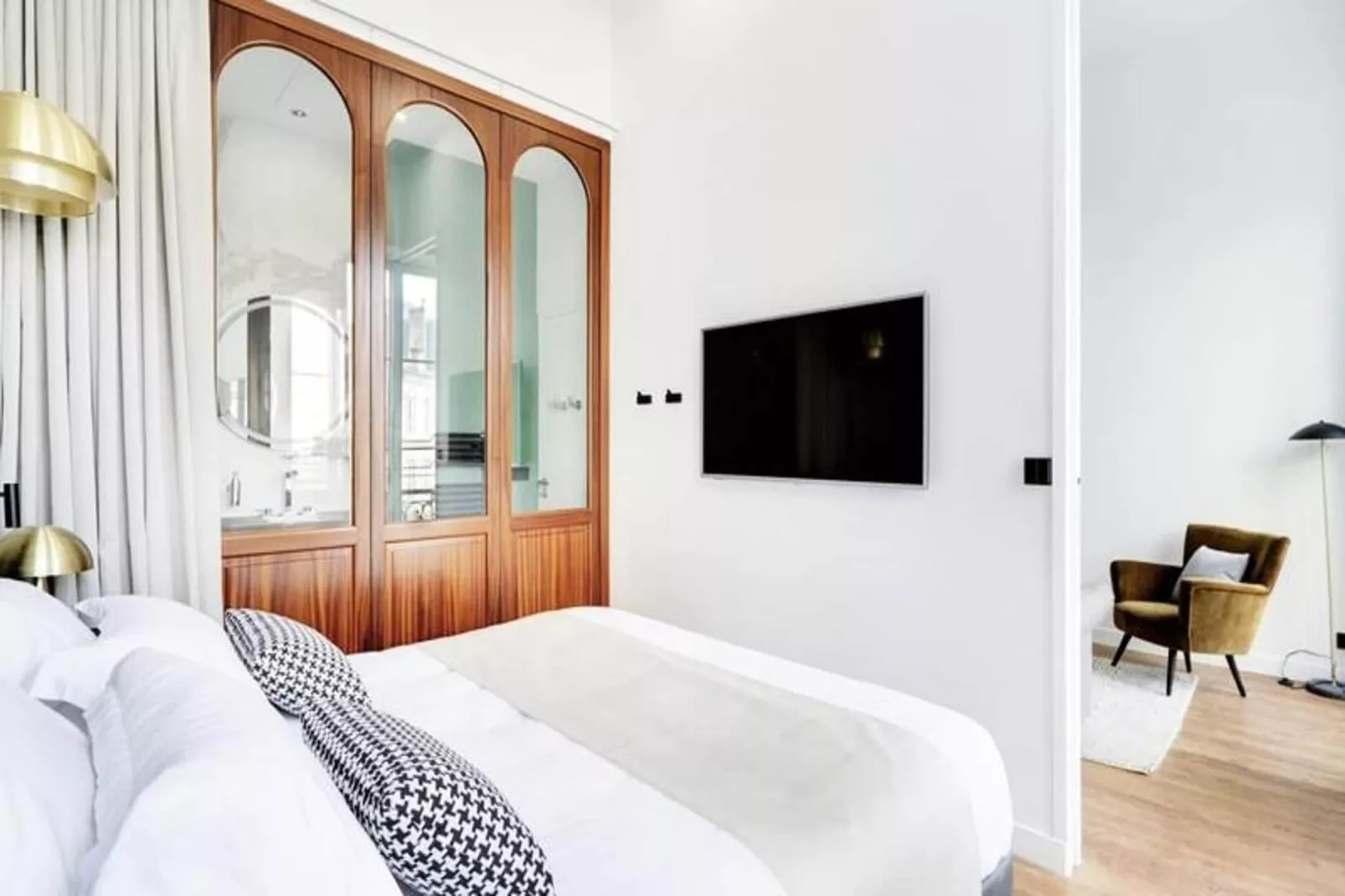 Maison Labruy&egrave;re - Suite Aviau-Buitenkant zomer