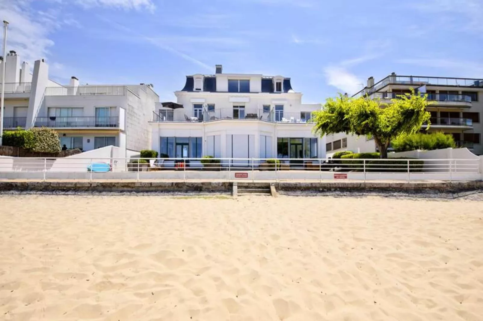 Résidence La Roseraie-Buitenkant zomer