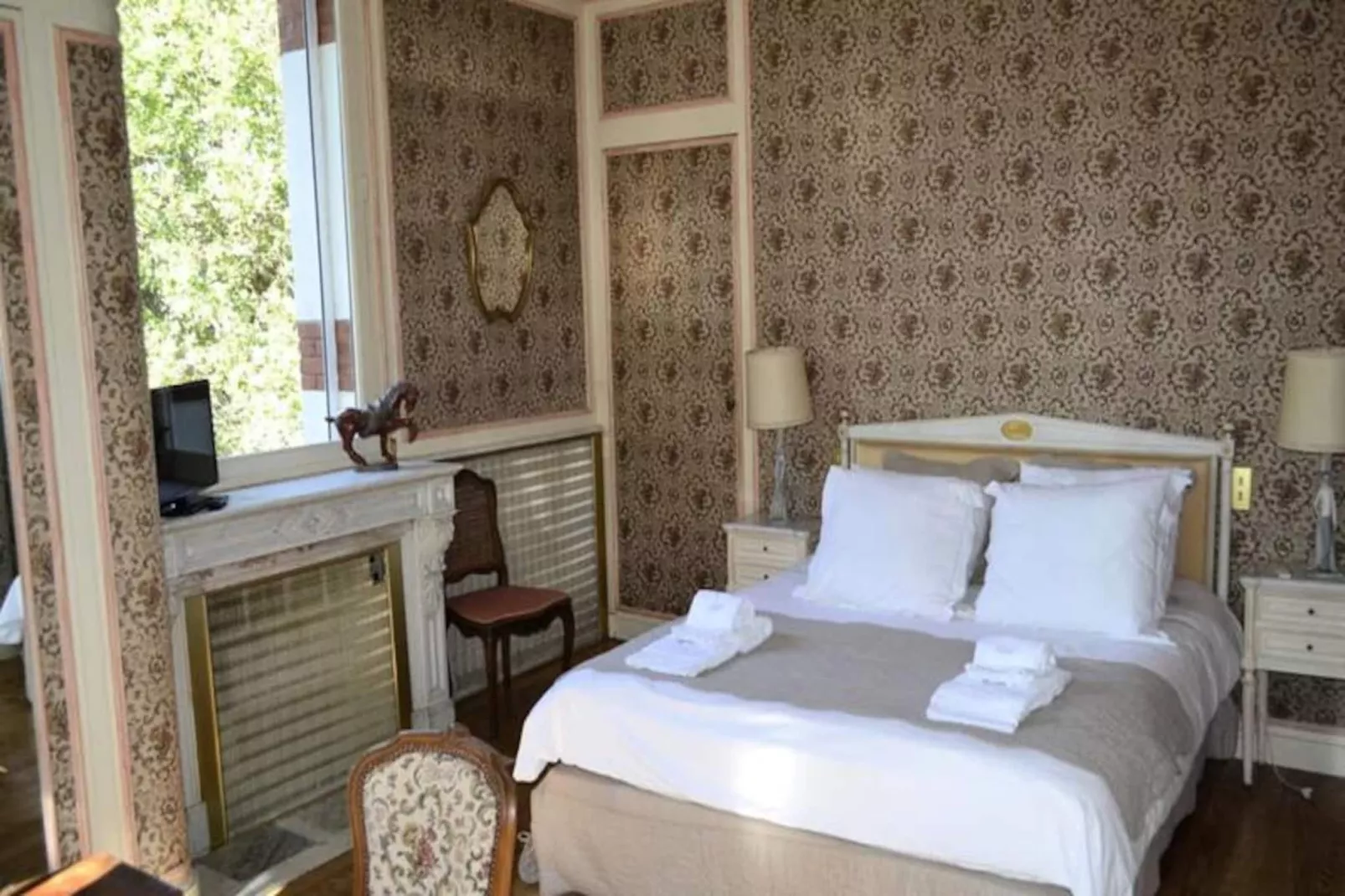 Villa  Arcachonnaise Spacieuse Au Style Authentique Proche De La Plage-Image-tags.