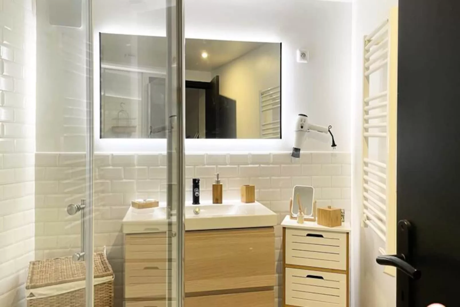 🚂 The Central Station - Parking - 50m Gare-Image-tags.