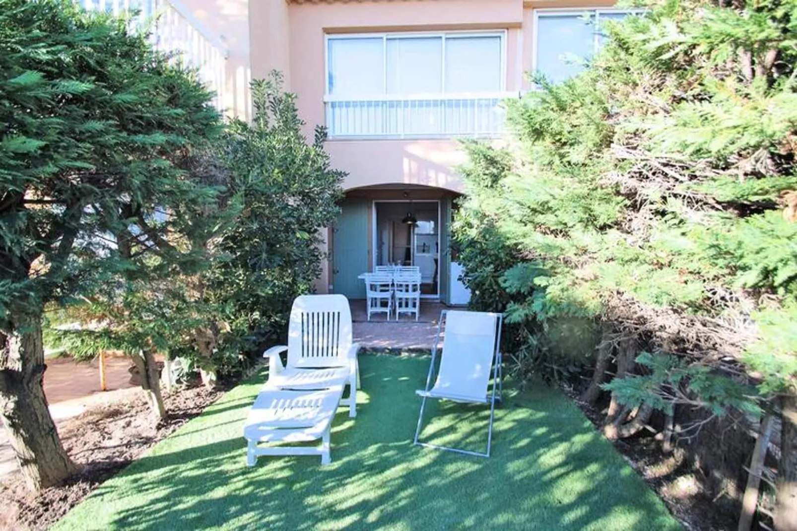 Résidence Les Boucanniers-Tuinen zomer