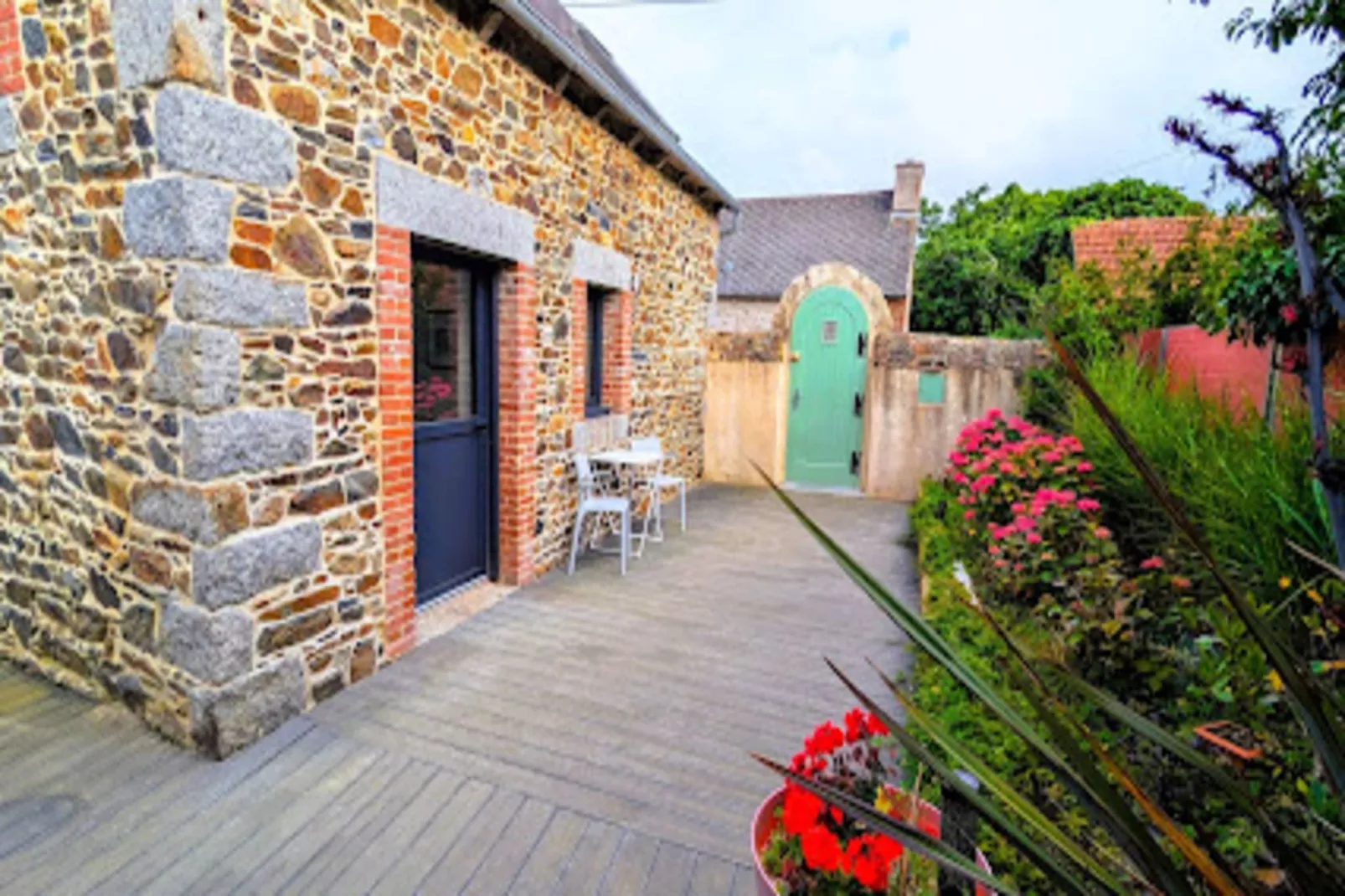 Résidence Maitre De Port-Buitenkant zomer