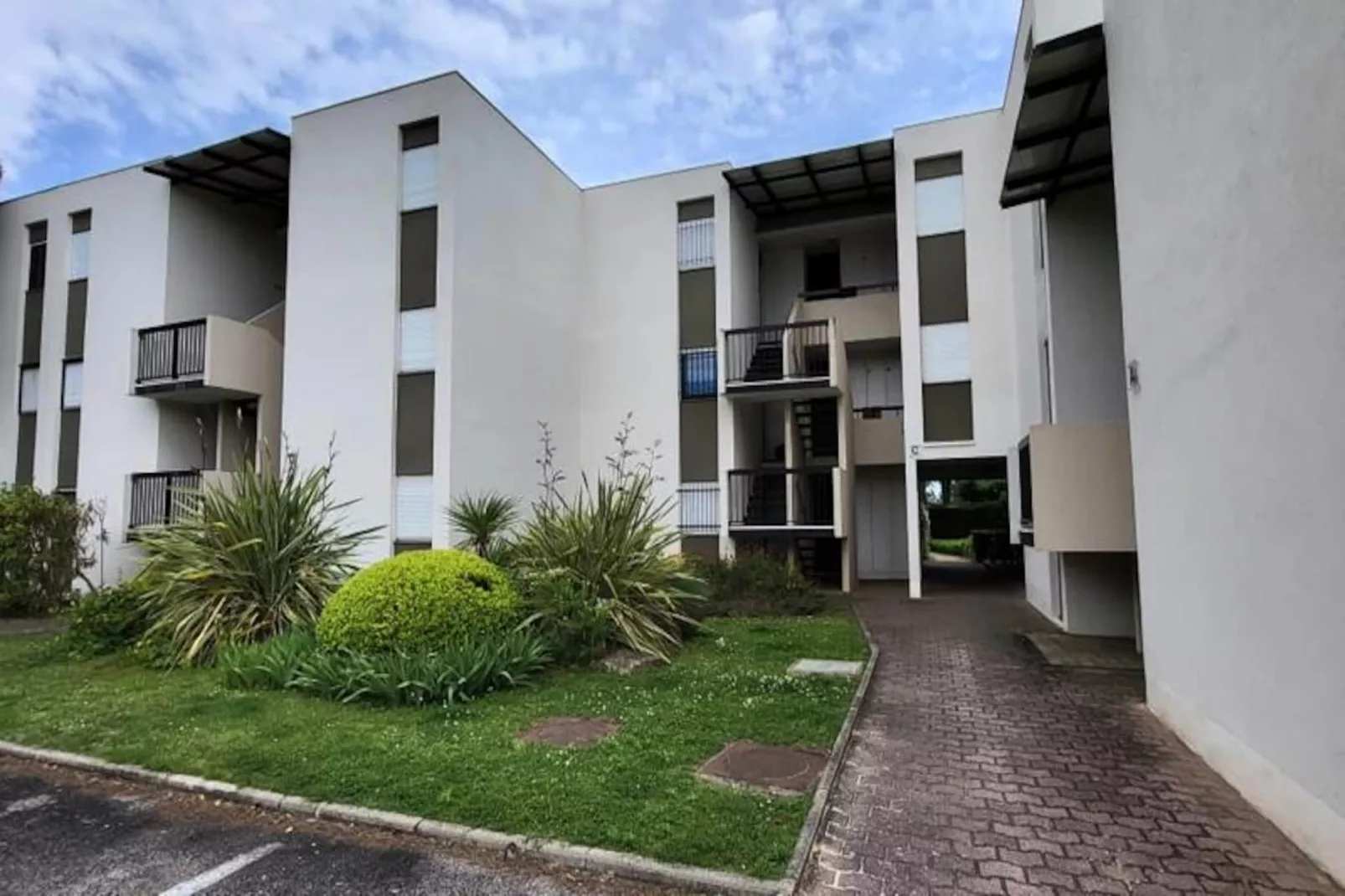 Résidence Un Jardin Proche De La Plage Et Commerces-Image-tags.