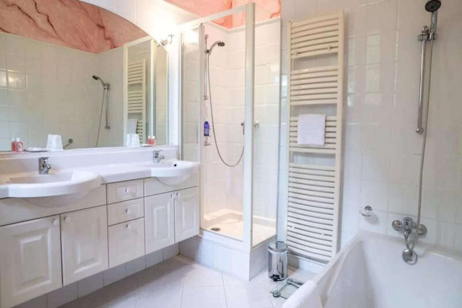 Villa  Arcachonnaise Spacieuse Au Style Authentique Proche De La Plage-Image-tags.