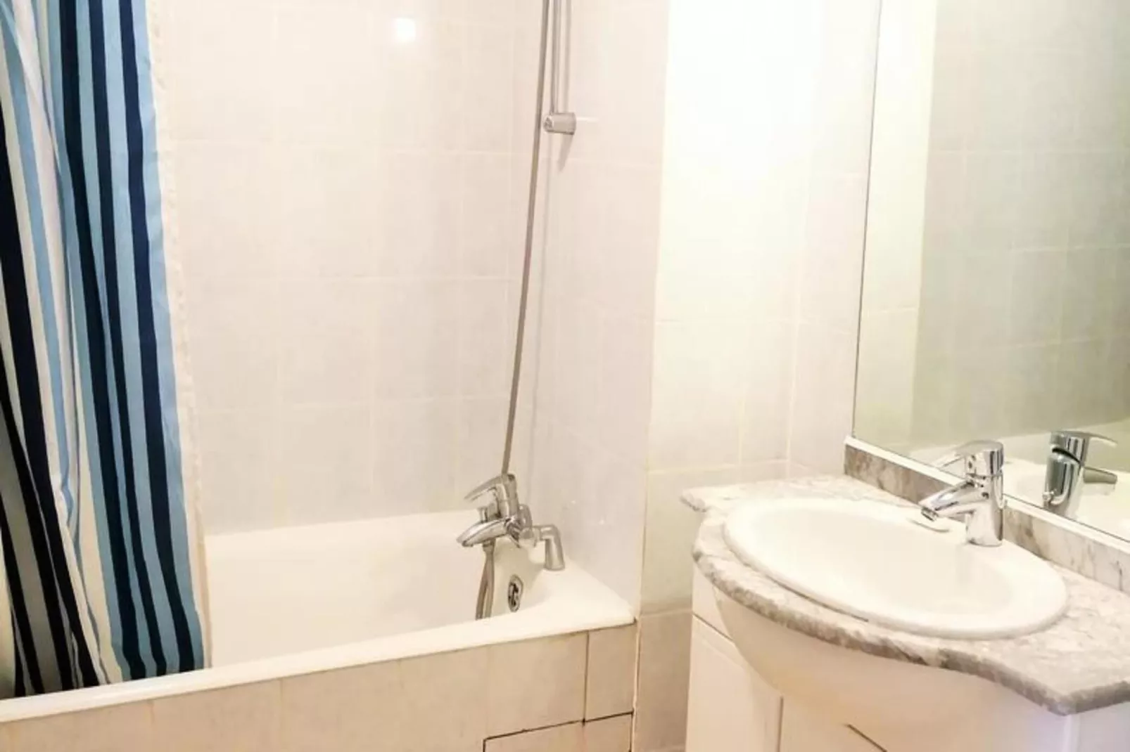 Résidence Olympe-Badkamer