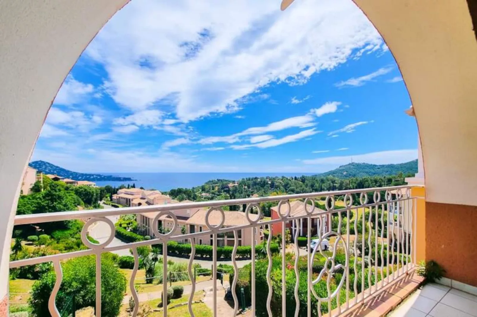 Appartement 6 Pers Vue Mer Pr&egrave;s Des Plages &agrave; Agay-Image-tags.