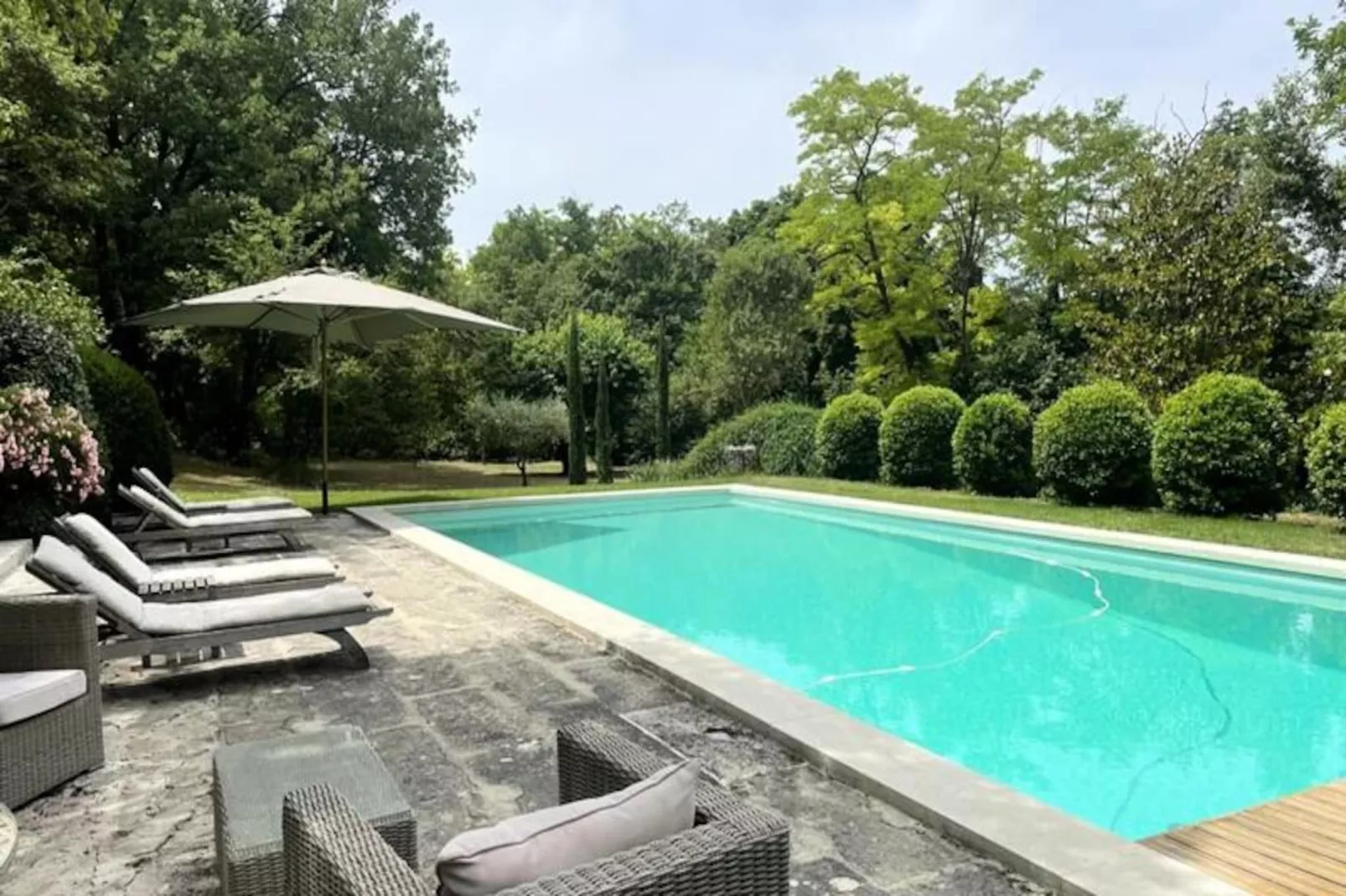 "le Mas Des Oliviers: Esprit Proven&ccedil;al Authentique"-Image-tags.