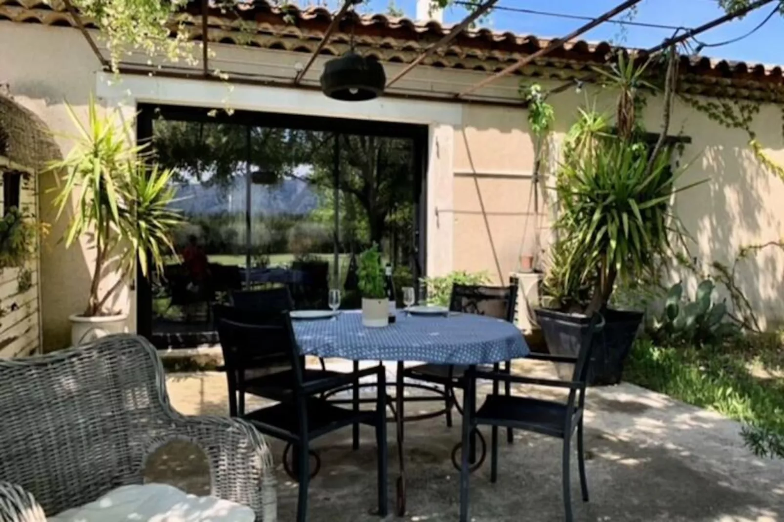 Maison Avec Piscine Et Vue Imprenable Sur Le Luberon-Image-tags.