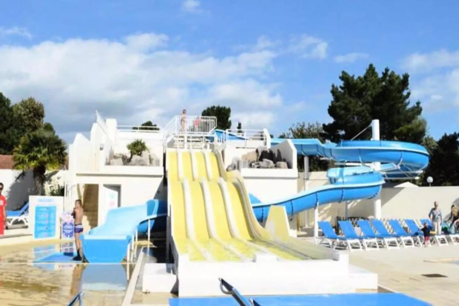 Mobil-home 6 pers. avec accès piscine et complexe aquatique-Buitenkant zomer