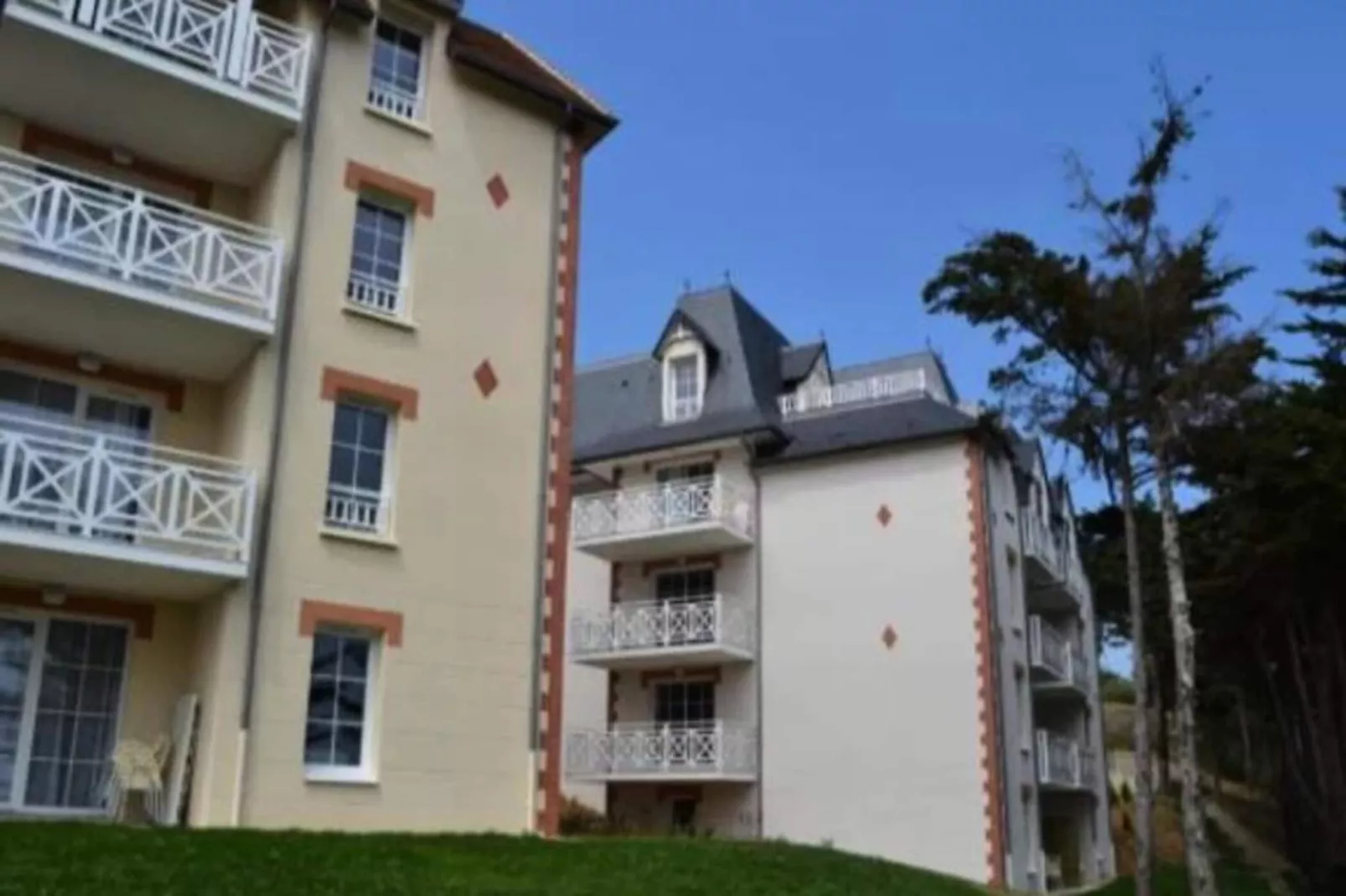 Résidence Les Villas du Spa****-Uitzicht zomer