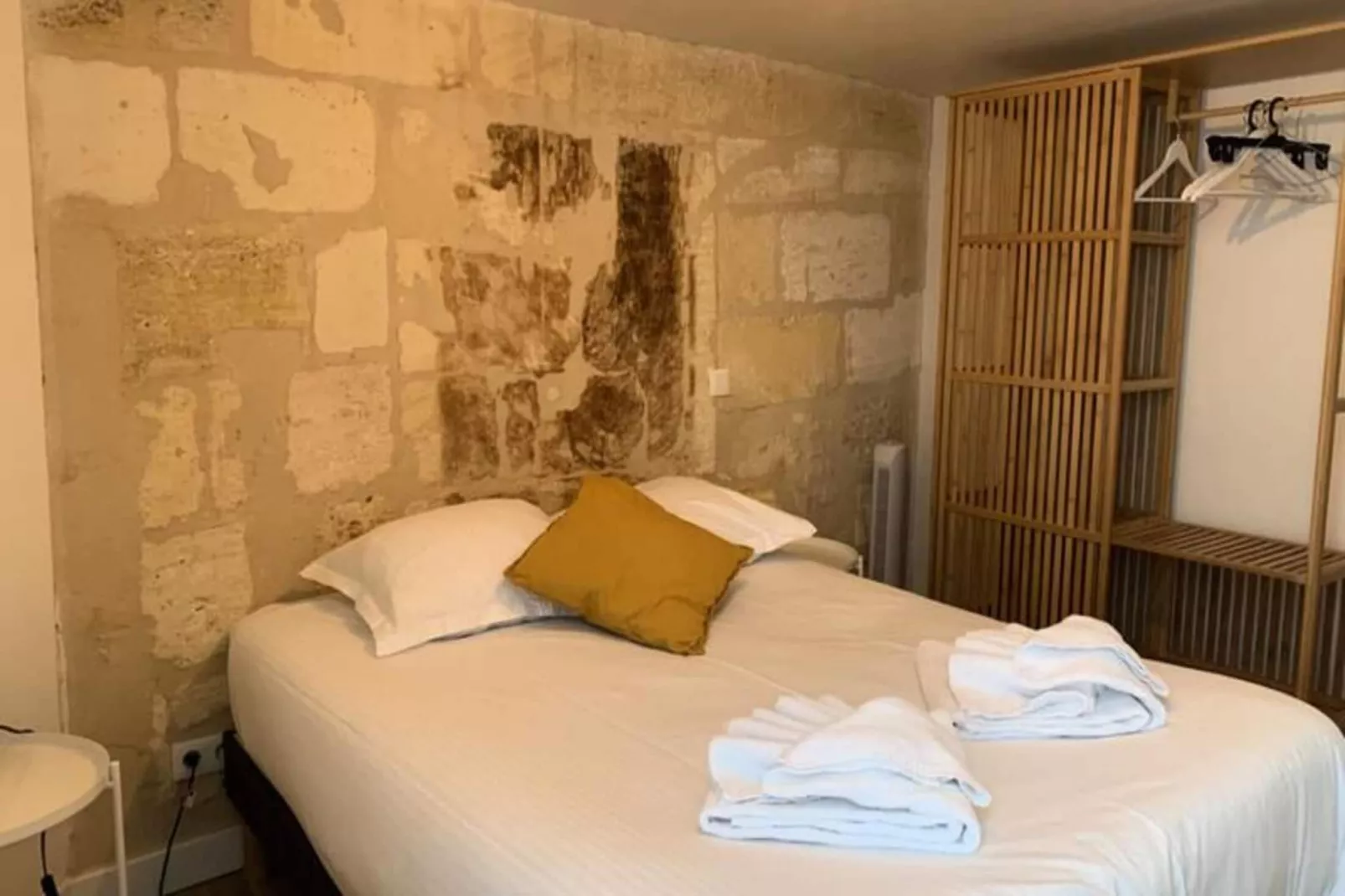 Appartement Avec Cachet En Duplex De 2 Chambres Situ&eacute; Vers La Gare St-jean-Slaapkamer