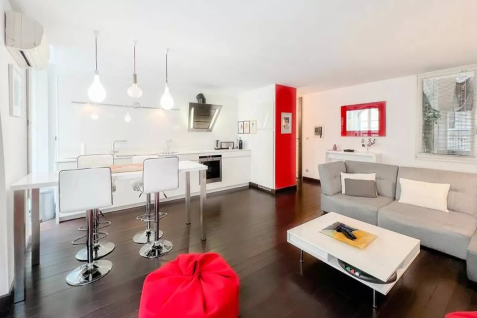 Appartement De Haut Standing Authentique Situ&eacute; Au Coeur Du Triangle D'or-Buitenkant zomer