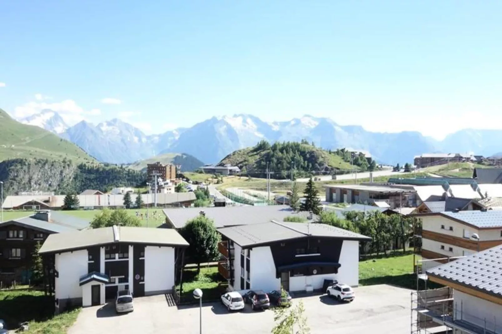 Résidence Choucas-Buitenkant zomer