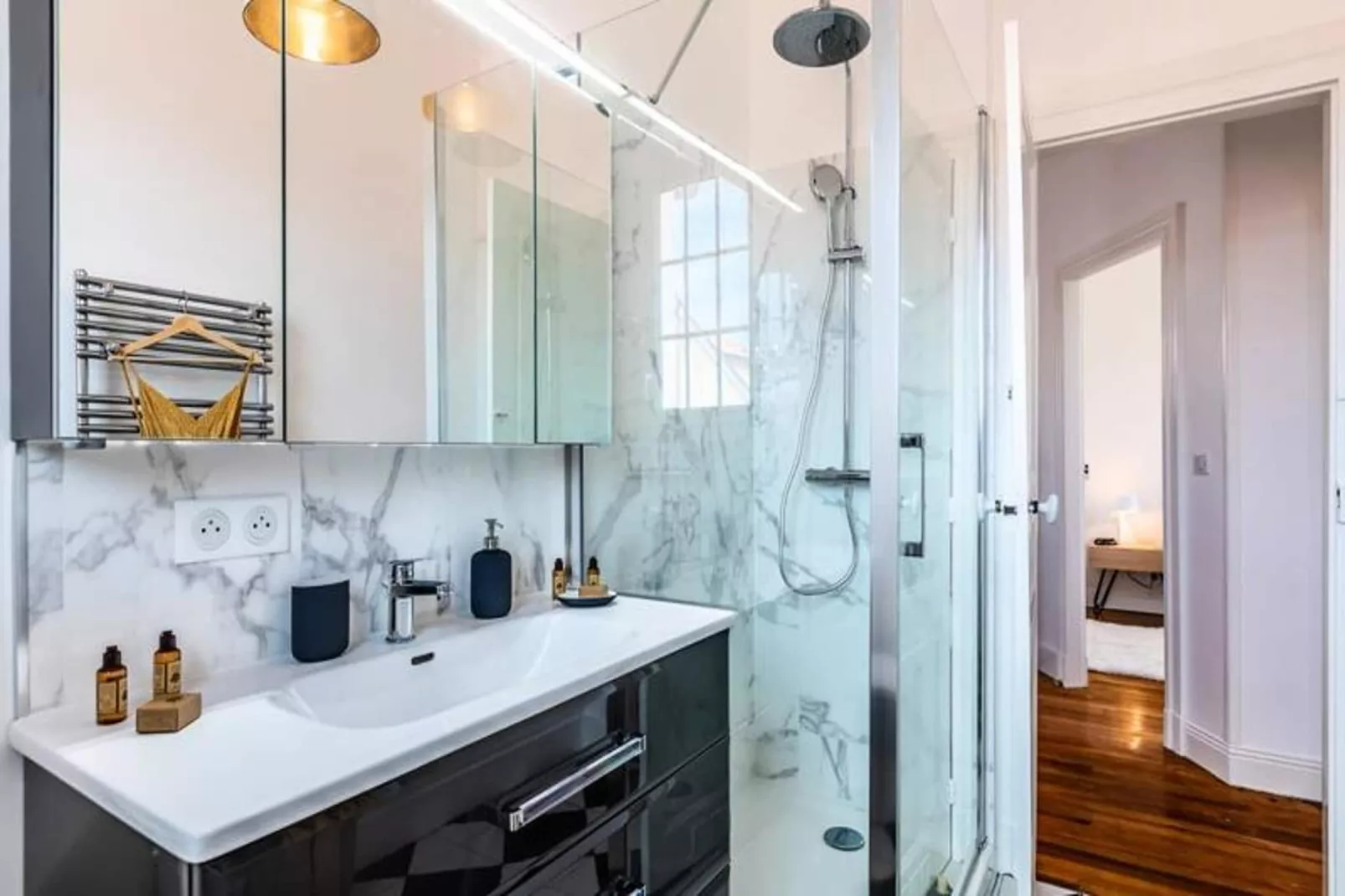 Superbe Appartement Plein De Charme Avec Balcon, 2ch, &agrave; 5min De La Plage-Badkamer