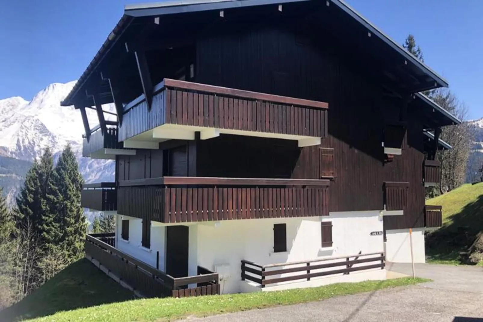 Résidence Les Planes-Buitenkant zomer