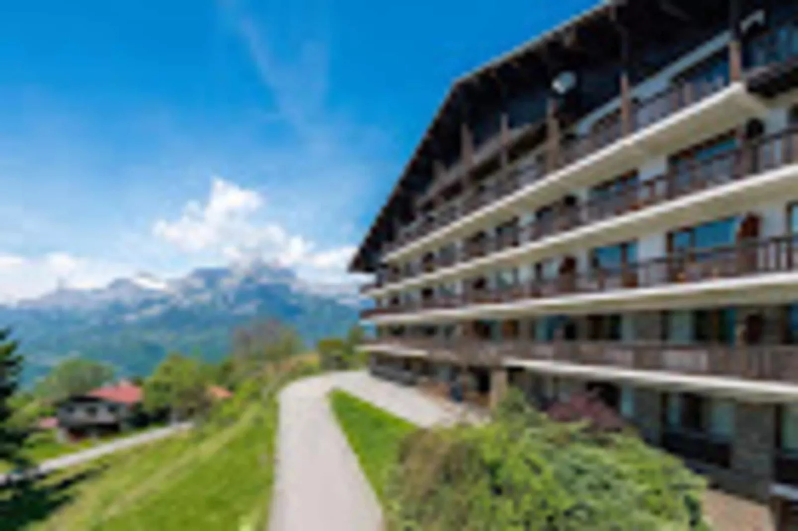 Résidence Les Loges-Buitenkant zomer