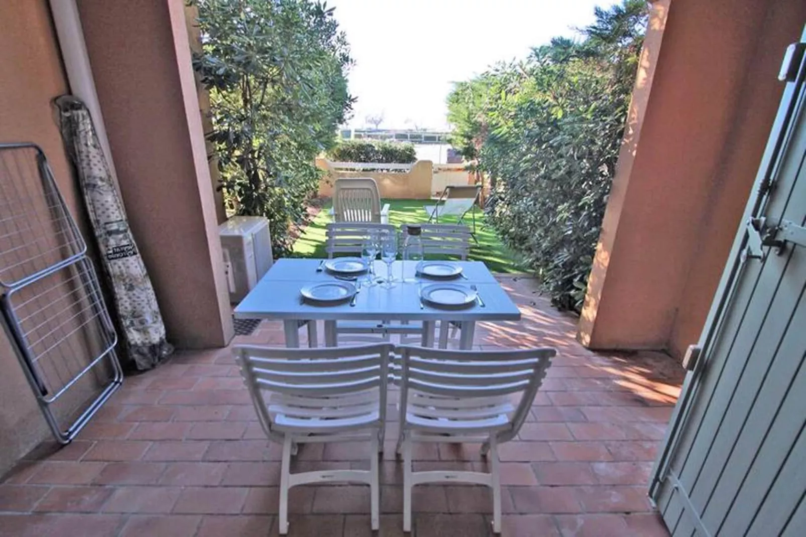 Résidence Les Boucanniers-Tuinen zomer