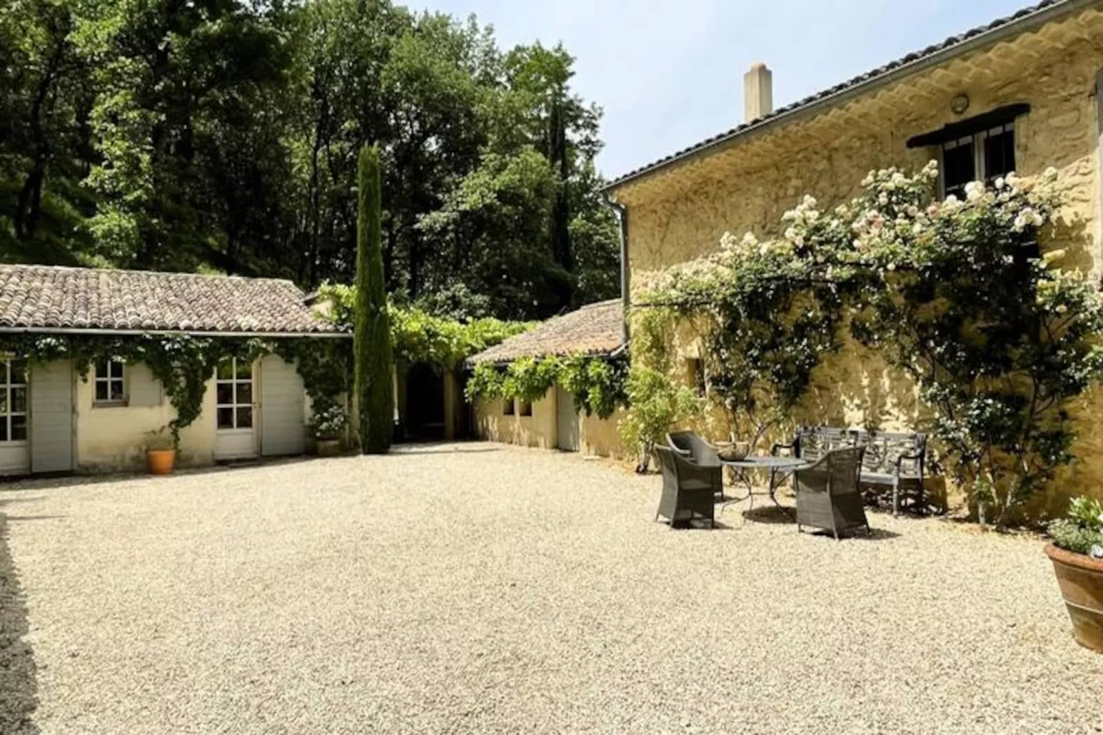 "le Mas Des Oliviers: Esprit Proven&ccedil;al Authentique"-Image-tags.