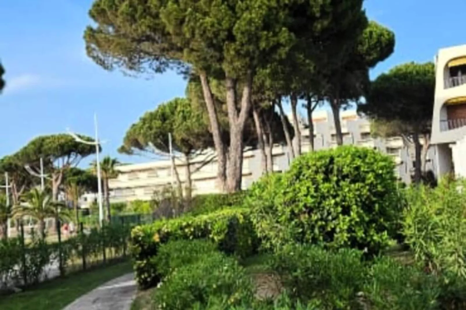 Résidence Une Escale En Bord De Plage Avec Piscine Et Jardins.-Image-tags.