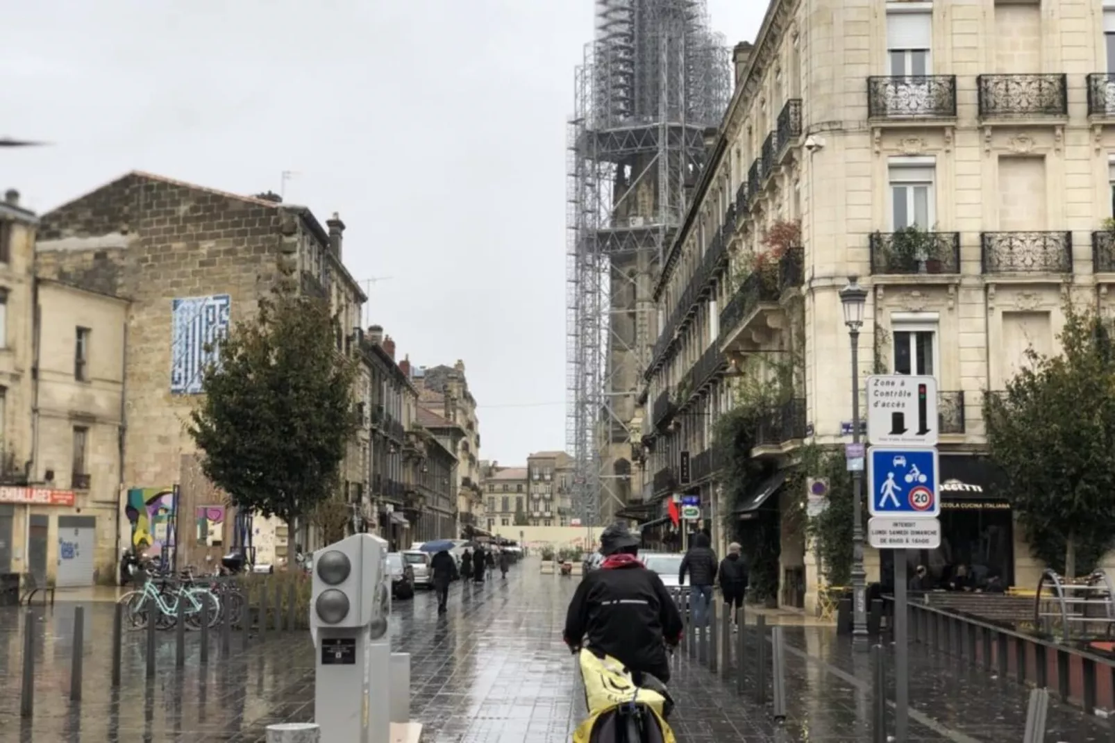 Chaleureux Appartement Au C&oelig;ur Du Quartier Historique Saint-michel-Gebieden zomer 1km