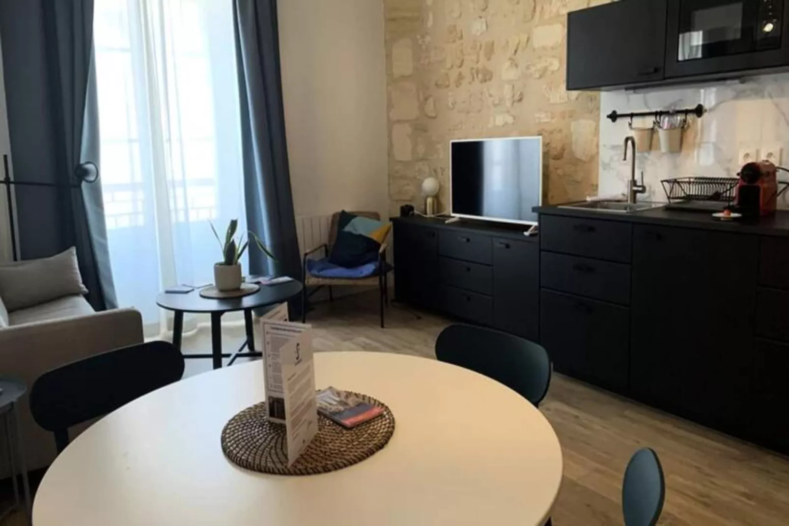 Appartement Lumineux &agrave La Pierre Bordelaise Plein Centre Pour 4 Personnes-Eetkamer