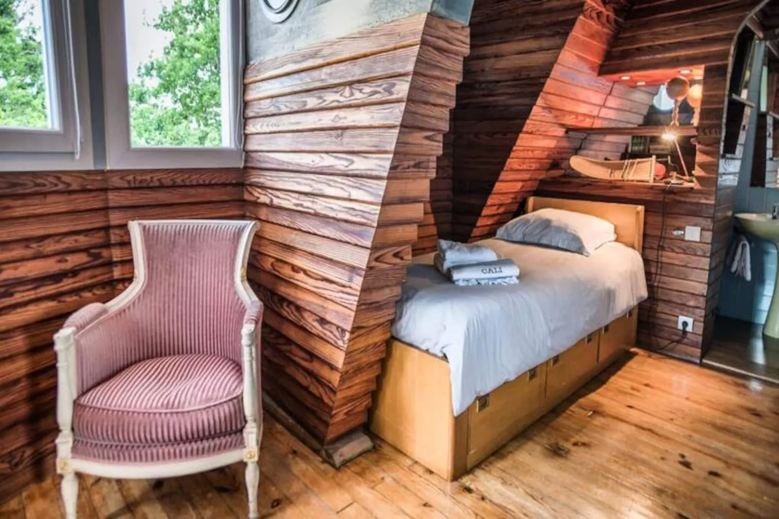 Villa  Arcachonnaise Spacieuse Au Style Authentique Proche De La Plage-Image-tags.