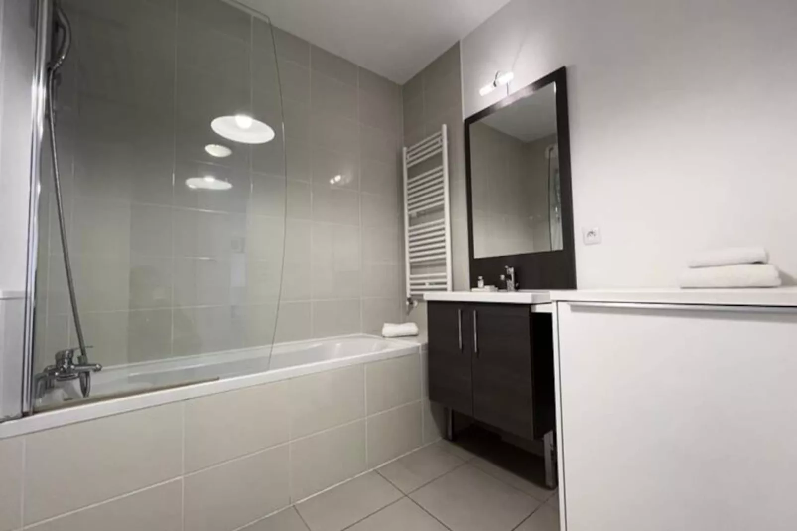 Appartement Rayonnant Et Moderne Tr&egrave;s Bien Situ&eacute;, Proche De La Cit&eacute; Du Vin-Image-tags.