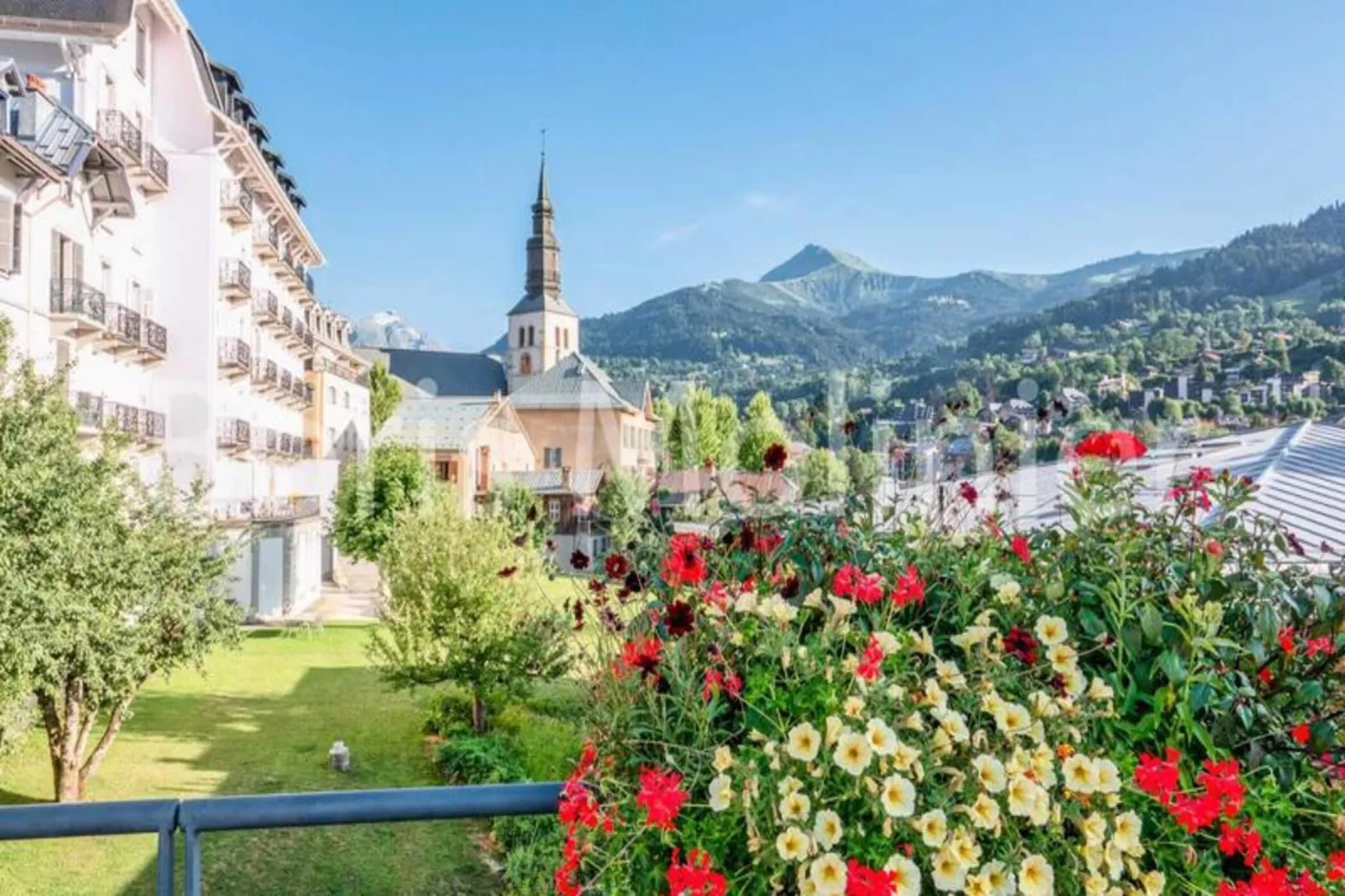 Résidence Castel Des Roches A-Buitenkant zomer
