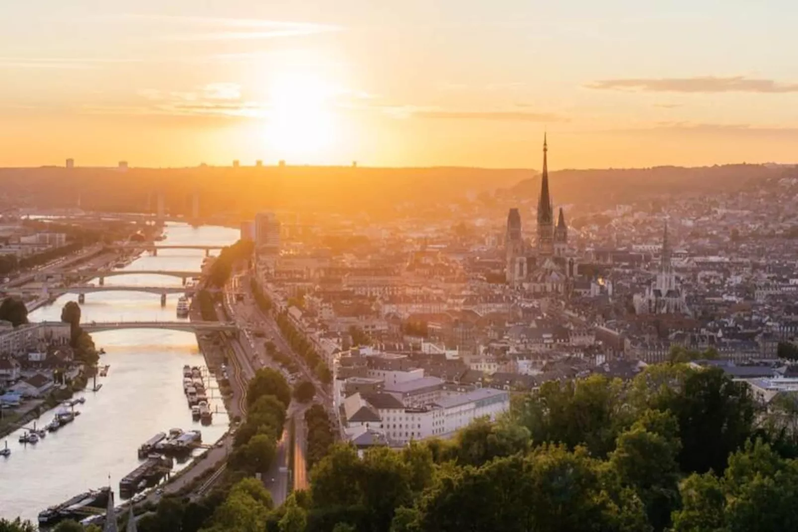 🚂 The Central Station - Parking - 50m Gare-Image-tags.