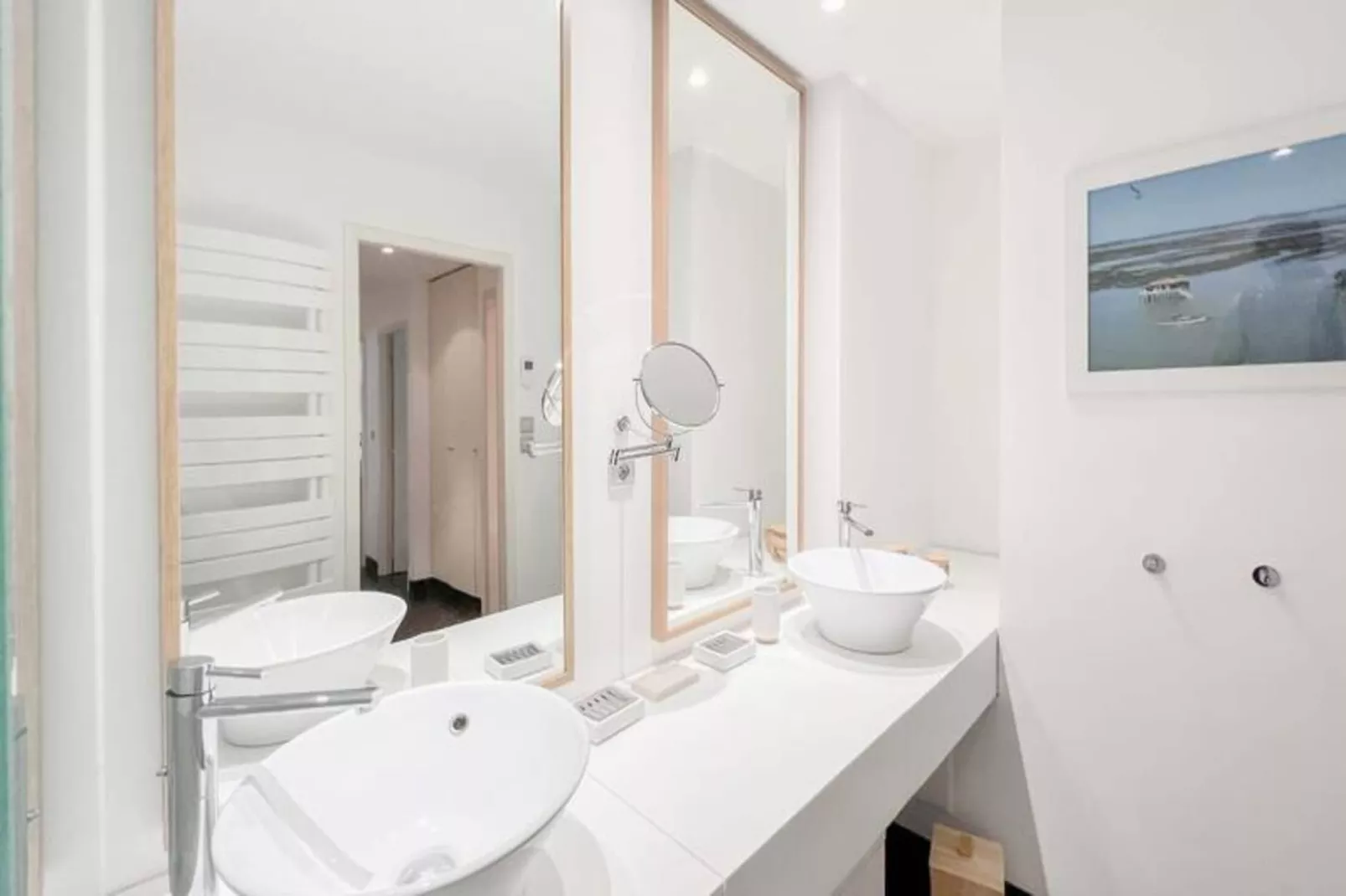 Appartement De Haut Standing Authentique Situ&eacute; Au Coeur Du Triangle D'or-Buitenkant zomer