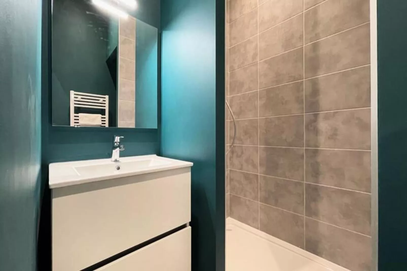 Le Cadet 👨&zwj;👩&zwj;👦&zwj;👦| Jean Jaur&egrave;s |tram A, B E E | T2 Tout &eacute;quip&eacute;-Badkamer