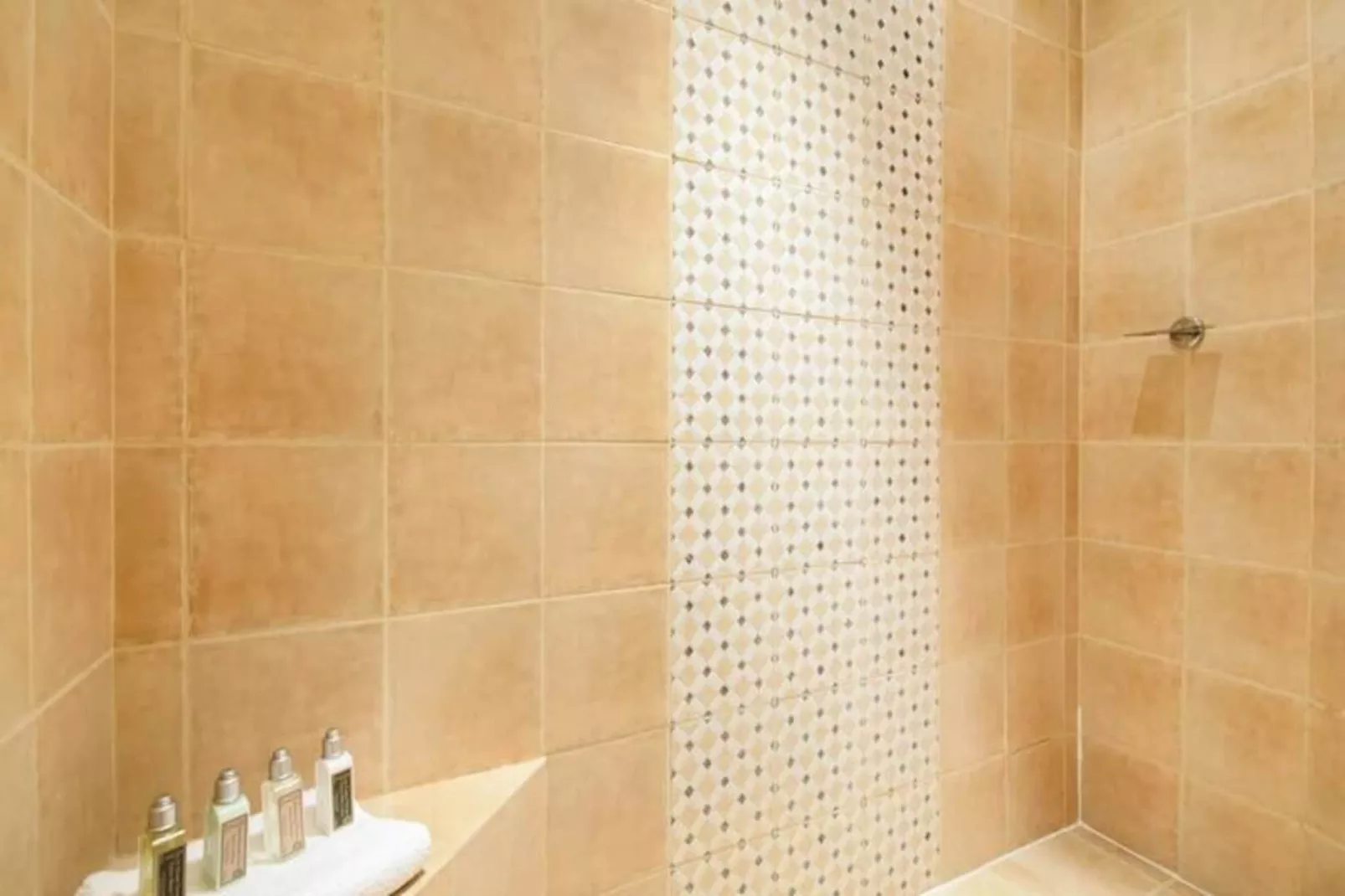 Mas Des Papillons, Gordes-Image-tags.