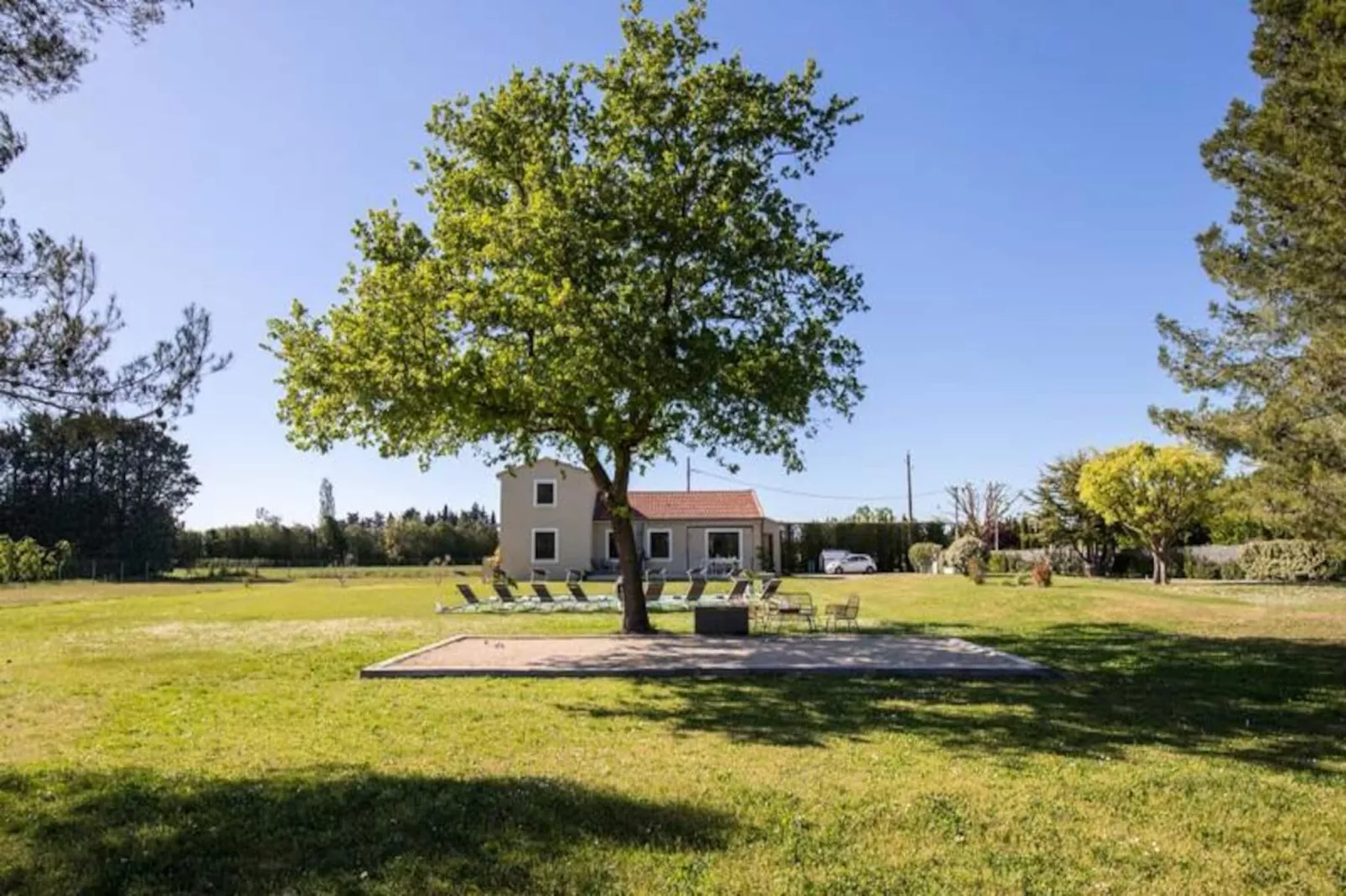 Maison Contemporaine - Grand Jardin Et Piscine Priv&eacute;e-Image-tags.