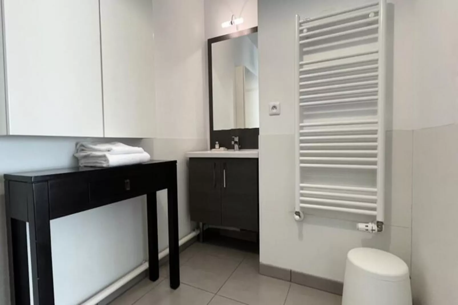 Spacieux Appartement Remarquablement Lumineux Avec Parking &agrave; La Cit&eacute; Du Vin-Image-tags.